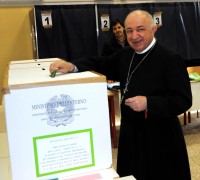 Il cardinale Tettamanzi al voto a Milano