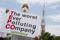 Giappone: Greenpeace protesta davanti alla sede Tepco