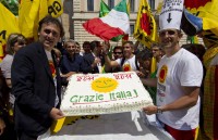 Il presidente dei Verdi, Angelo Bonelli, festeggia la vittoria dei sì